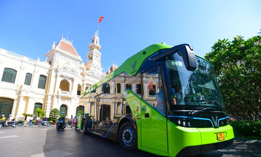 Xe buýt điện sử dụng năng lượng sạch chạy ở khu vực trung tâm TP Hồ Chí Minh - Ảnh: Quang Định