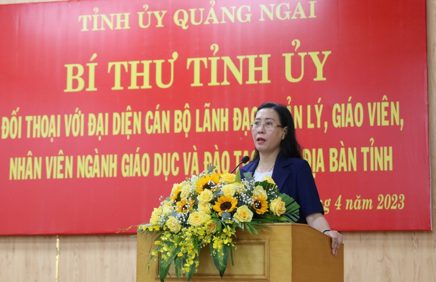 Bí thư Tỉnh ủy Quảng Ngãi Bùi Thị Quỳnh Vân đối thoại với đại diện cán bộ lãnh đạo, quản lý, giáo viên, nhân viên ngành giáo dục và đào tạo.