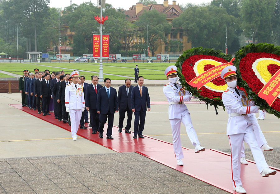 Các đồng chí lãnh đạo Đảng, Nhà nước đặt vòng hoa, vào Lăng viếng Chủ tịch Hồ Chí Minh