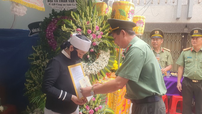 Bộ trưởng Công an đã truy phong quân hàm trước niên hạn cho Trung tá Nguyễn Chí Nguyện, Phó Công an xã Đông Thới, huyện Cái Nước tỉnh Cà Mau hy sinh khi đang làm nhiệm vụ.