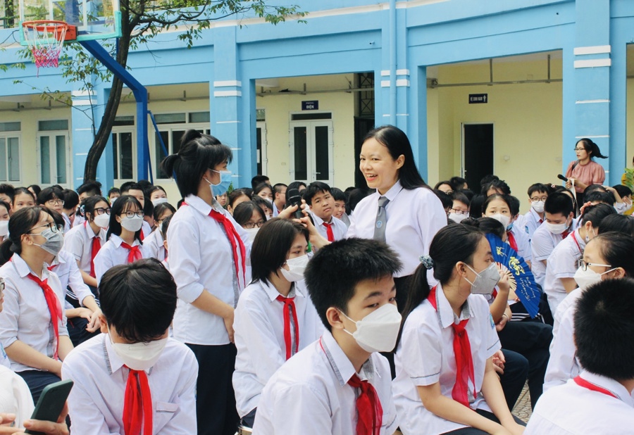 Luật sư tuyên truyền pháp luật phòng, chống xâm hại trẻ em trên không gian mạng; phòng, chống bạo lực trẻ em tại Trường THCS Lương Yên (quận Hai Bà Trưng, Hà Nội)