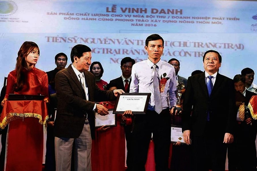  Tiến sỹ Nguyễn Văn Thuyết trong lễ vinh danh cấp quốc gia năm 2016 về những đóng góp trong lĩnh vực sinh học