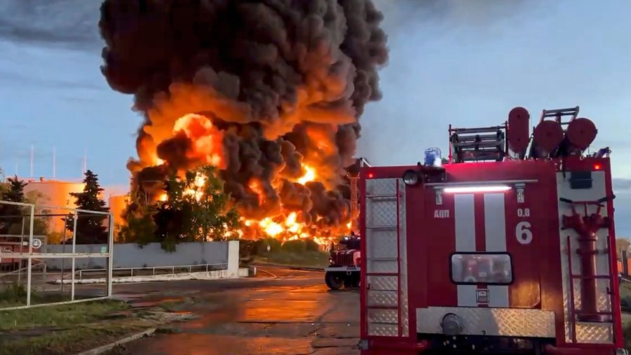 Hiện trường vụ cháy kho dầu ở Sevastopol, bán đảo Crimea, ngày 30/4. Ảnh: AP
