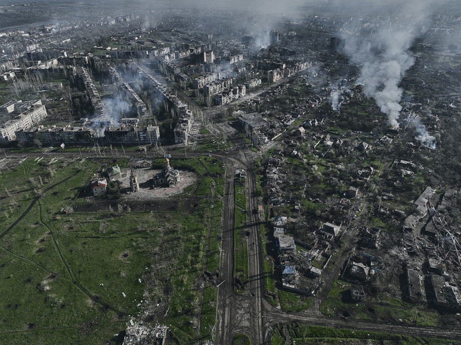 Khói bốc lên từ các tòa nhà ở Bakhmut, vùng Donetsk, Ukraine. Ảnh: AP