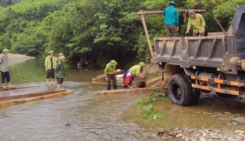 Hiện trường vụ tập kết 32 hộp gỗ xẻ dưới suối Rào Giàng xã Hương Lâm, huyện Hương Khê.