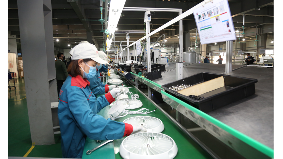 Sản xuất đồ điện gia dụng tại Công ty CP Sunhouse, khu CN Ngọc Liệp, Quốc Oai. Ảnh: Thanh Hải