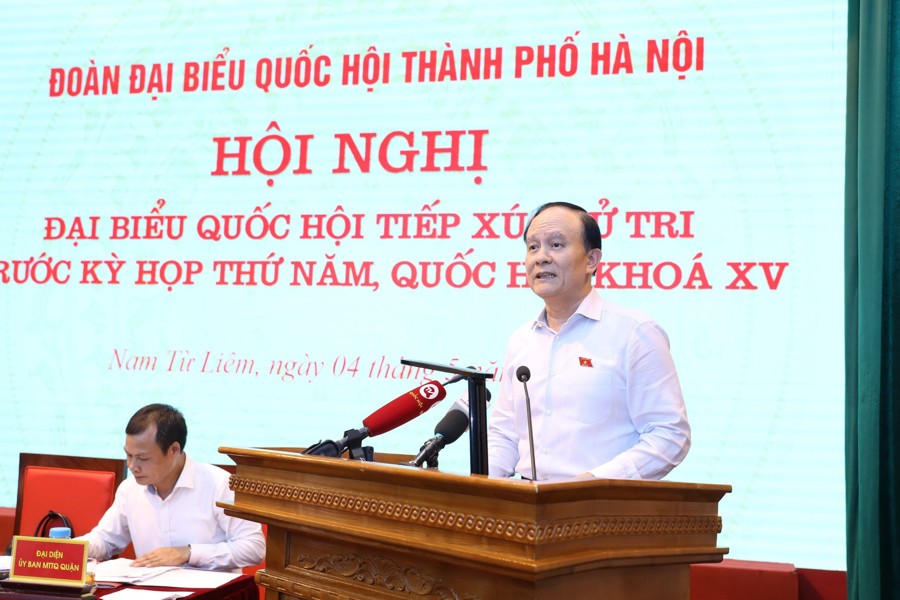Phó Bí thư Thành ủy, Chủ tịch HĐND Thành phố, Phó trưởng Đoàn đại biểu Quốc hội TP Hà Nội Nguyễn Ngọc Tuấn phát biểu tại Hội nghị