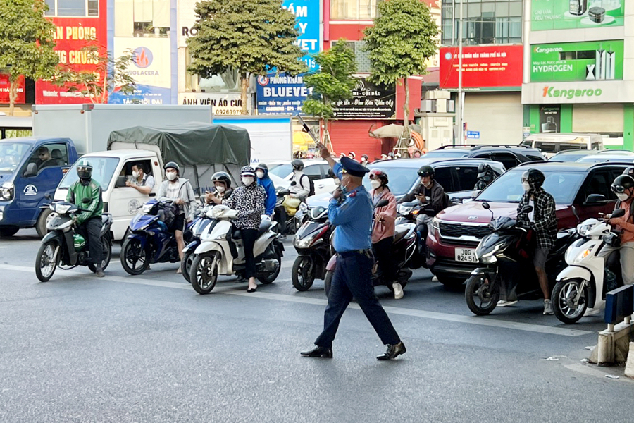 Sau kỳ nghỉ lễ 30/4 - 1/5, các lực lượng chức năng quận Thanh Xuân tiếp tục ra quân đảm bảo trật tự an toàn giao thông, trật tự đô thị trên địa bàn.