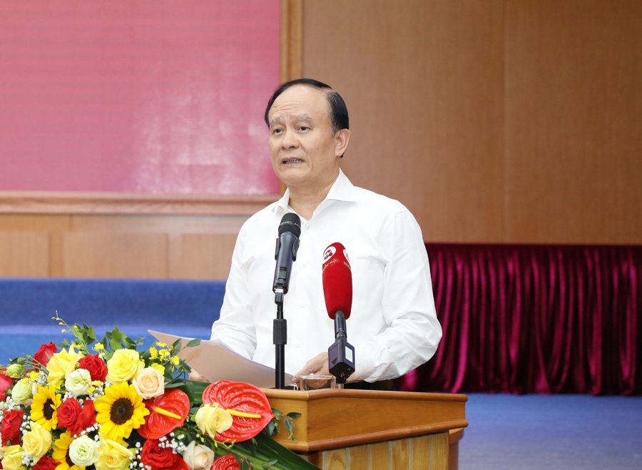 Chủ tịch HĐND Thành phố, Phó trưởng Đoàn đại biểu Quốc hội TP Hà Nội Nguyễn Ngọc Tuấn phát biểu tại Hội nghị