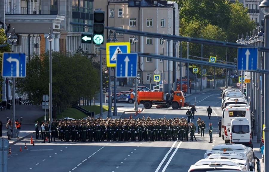 Quân nhân Nga chuẩn bị cho lễ duyệt binh Ngày Chiến thắng ở Moscow, ngày 7/5. Ảnh: Reuters