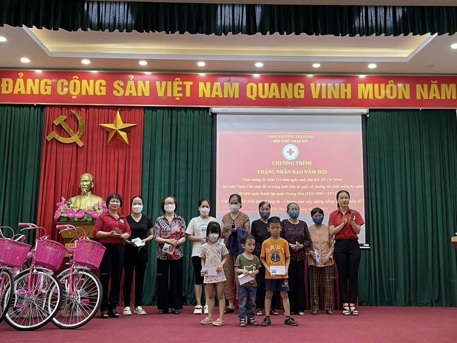 Hội Chữ thập đỏ phường Trần Phú trao quà cho học sinh, hộ nghèo. Ảnh: HM.