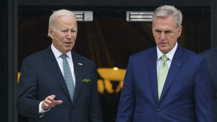 Tổng thống Mỹ Joe Biden và Chủ tịch Hạ viện Kevin McCarthy. Ảnh: Reuters