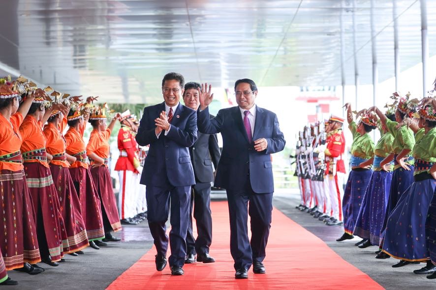 Đón Thủ tướng Phạm Minh Chính và đoàn đại biểu Việt Nam tại sân bay có Bộ trưởng Bộ Y tế Indonesia Budi Gunadi Sadikin. Ảnh: baochinhphu.vn