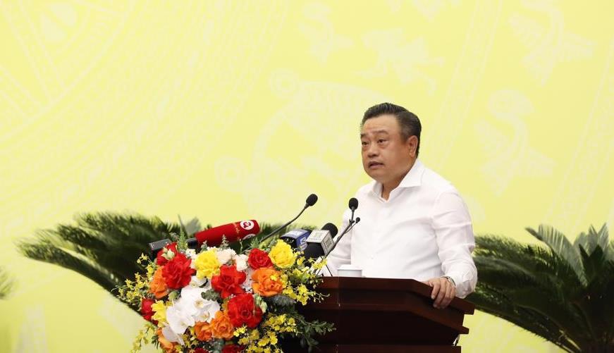 Chủ tịch UBND thành phố Hà Nội Trần Sỹ Thanh trả lời, làm rõ các thông tin đại biểu và cử tri quan tâm.