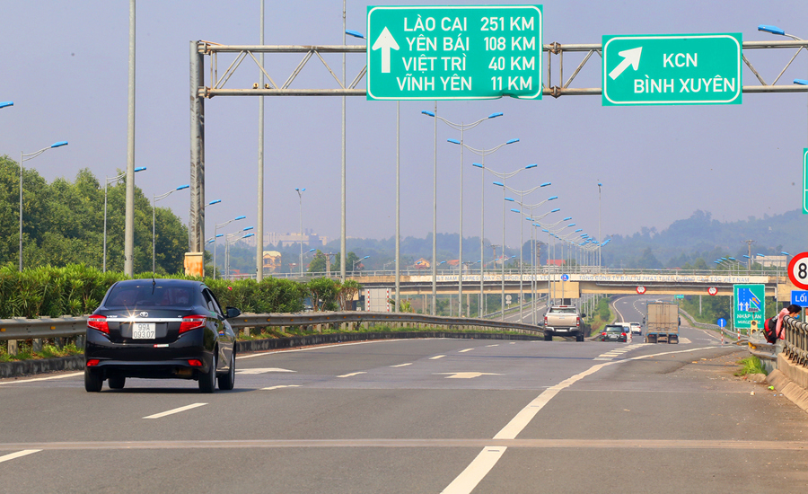 Việc mở rộng khoảng 10 km lên quy mô 6 làn xe đã khiến tổng mức đầu tư Dự án cải tạo, mở rộng Quốc lộ 2 đoạn Vĩnh Yên - Việt Trì tăng lên 1.258 tỷ đồng.