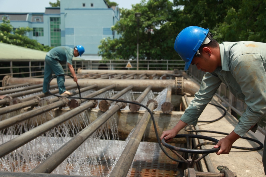 Công nhân vận hành hệ thống tại nhà máy nước Yên Phụ, Hà Nội. Ảnh: Phạm Hùng