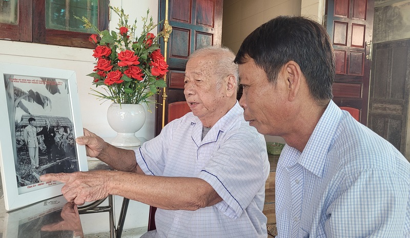 Ông Phan Đình Phúc tự hào lưu giữ bức ảnh Bác Hồ đứng bên hồ sen Tỉnh ủy Hà Tĩnh 