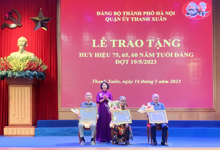 Ủy viên Ban Thường vụ Thành ủy, Bí thư Quận ủy Thanh Xuân Bùi Huyền Mai trao Huy hiệu 75 năm tuổi Đảng cho các đảng viên lão thành.