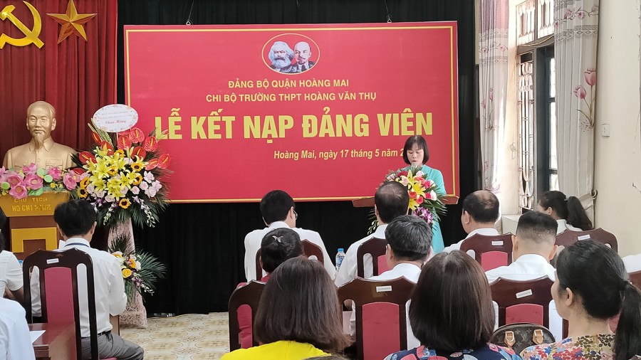  Chi bộ Trường THPT Hoàng Văn Thụ (quận Đống Đa, Hà Nội) đã tổ chức kết nạp 3 học sinh Trương Trí Dũng (lớp 12A3), Nguyễn Phương Anh (lớp 12A4), Vũ Anh Tú (lớp 12A8) vào Đảng