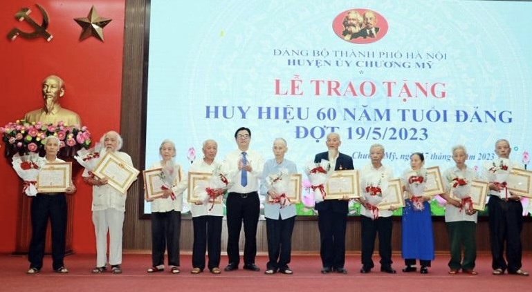 Bí thư Huyện uỷ Chương Mỹ Nguyễn Văn Thắng trao Huy hiệu Đảng cho các đảng viên lão thành