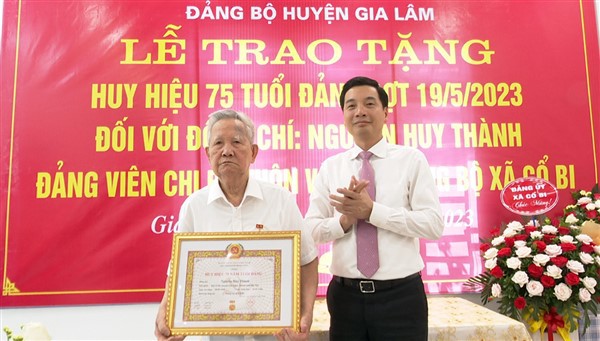 Bí thư Huyện ủy Gia Lâm Nguyễn Việt Hà trao Huy hiệu 75 năm tuổi Đảng cho đảng viên Nguyễn Huy Thành
