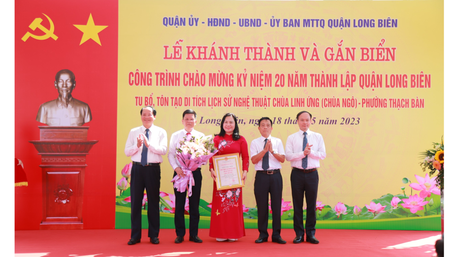 Trưởng ban Ban Tuyên giáo Thành ủy Hà Nội Nguyễn Doãn Toản và Bí thư Quận ủy, Chủ tịch HĐND quận Long Biên Đường Hoài Nam trao quyết định gắn biển công trình và tặng hoa chúc mừng phường Thạch Bàn