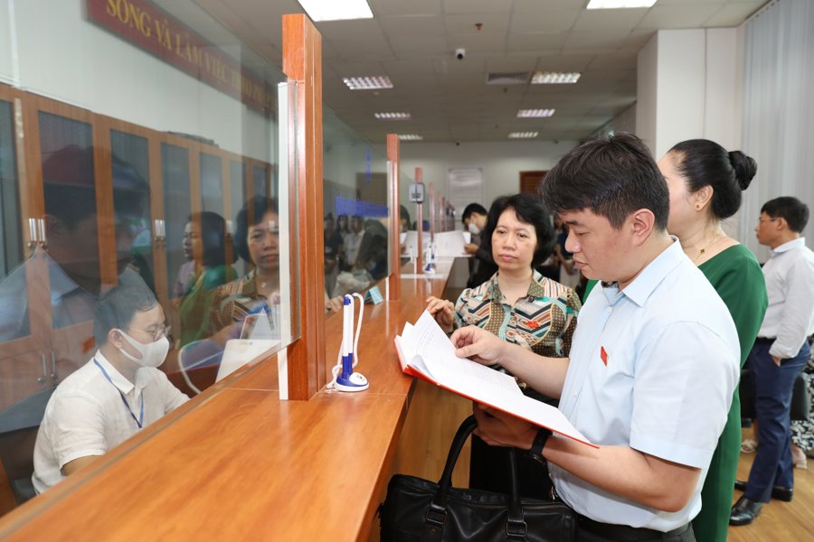 Đoàn giám sát của HĐND thành phố Hà Nội khảo sát tại bộ phận Một cửa, Văn phòng Đăng ký đất đai Hà Nội
