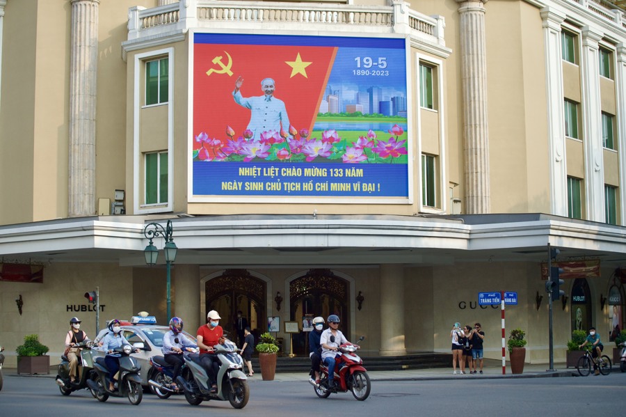 Không khí chào mừng 133 năm ngày sinh Chủ tịch Hồ Chí Minh lan tỏa khắp phố phường Thủ đô. Ảnh: Duy Khánh
