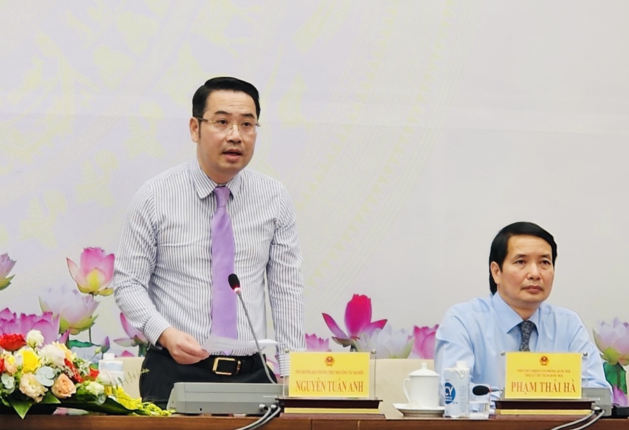 Ông Nguyễn Tuấn Anh – Phó Trưởng Ban Công tác đại biểu thuộc Uỷ ban Thường vụ Quốc hội thông tin tại họp báo.