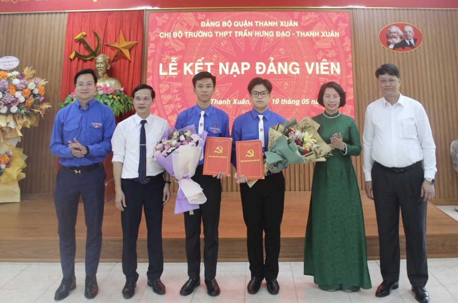 Hai học sinh Hoàng Thanh Tùng (lớp 12A3) và Chu Tuấn Nghĩa (lớp 12D3) Trường THPT Trần Hưng Đạo - Thanh Xuân vinh dự được đứng trong hàng ngũ của Đảng.