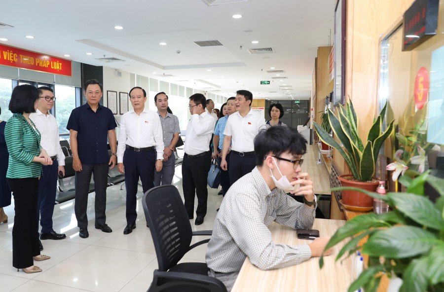 Đoàn giám sát của HĐND Thành phố Hà Nội khảo sát tại bộ phận Một cửa, Sở Kế hoạch và Đầu tư