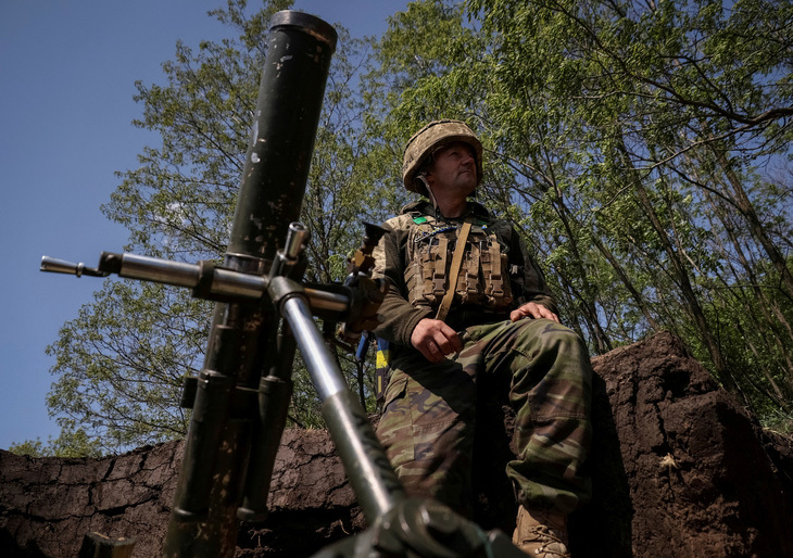 Một quân nhân Ukraine chuẩn bị bắn súng cối ở tiền tuyến gần TP Bakhmut, vùng Donetsk, đông Ukraine hôm 18/5. Ảnh: Reuters