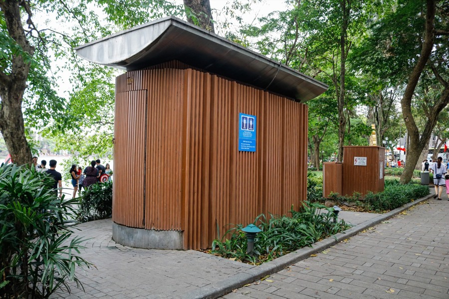 Nhà vệ sinh công cộng trên đường Lê Thái Tổ . Ảnh: Thu Hiền