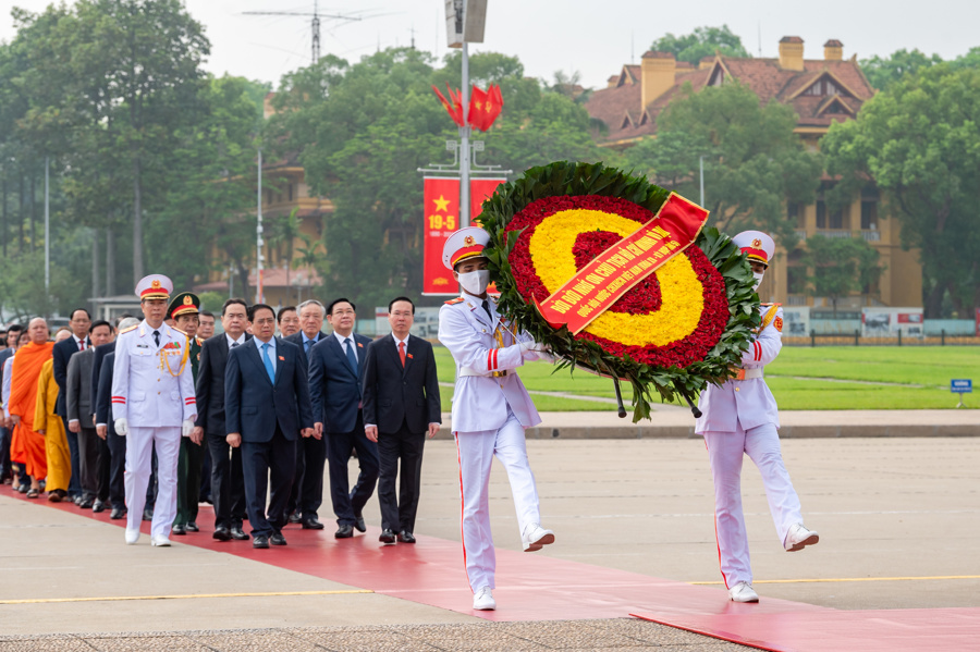 Các đồng chí lãnh đạo Đảng, Nhà nước, Quốc hội, Mặt trận Tổ quốc Việt Nam, các đại biểu Quốc hội đã đặt vòng hoa và vào Lăng viếng Chủ tịch Hồ Chí Minh. Ảnh: Quochoi.vn