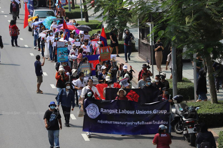 Công đoàn Thái Lan diễn hành yêu cầu tăng lương tối thiểu hôm 1/5. Ảnh: Bangkok Post