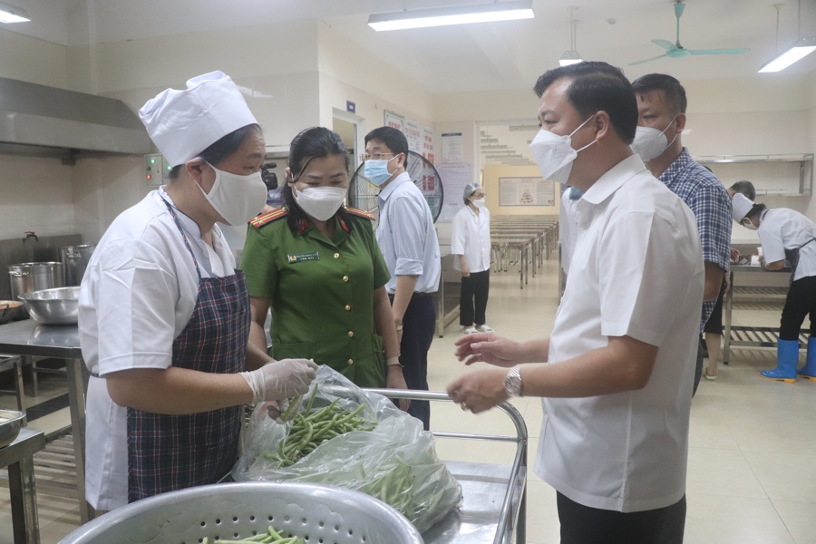 Đoàn kiểm tra liên ngành số 1 về ATVSTP của Hà Nội kiểm tra bếp ăn tập thể Trường Tiểu học Phúc Tân, quận Hoàn Kiếm. Ảnh: Thanh Bình