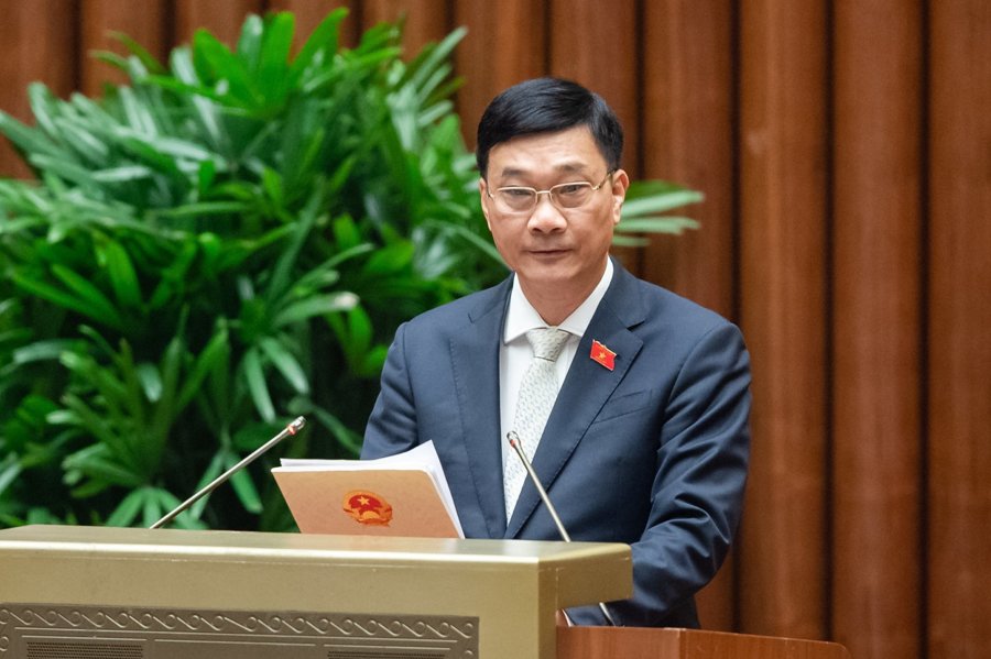Chủ nhiệm Ủy ban Kinh tế của Quốc hội Vũ Hồng Thanh trình bày bào cáo tại Kỳ họp (Ảnh: Quochoi.vn)
