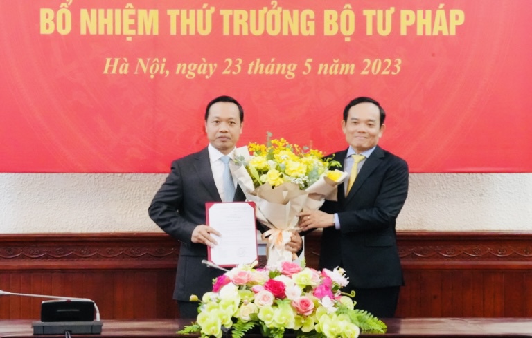 Phó Thủ tướng Chính phủ Trần Lưu Quang trao Quyết định bổ nhiệm ông Trần Tiến Dũng giữ chức Thứ trưởng Bộ Tư pháp. 