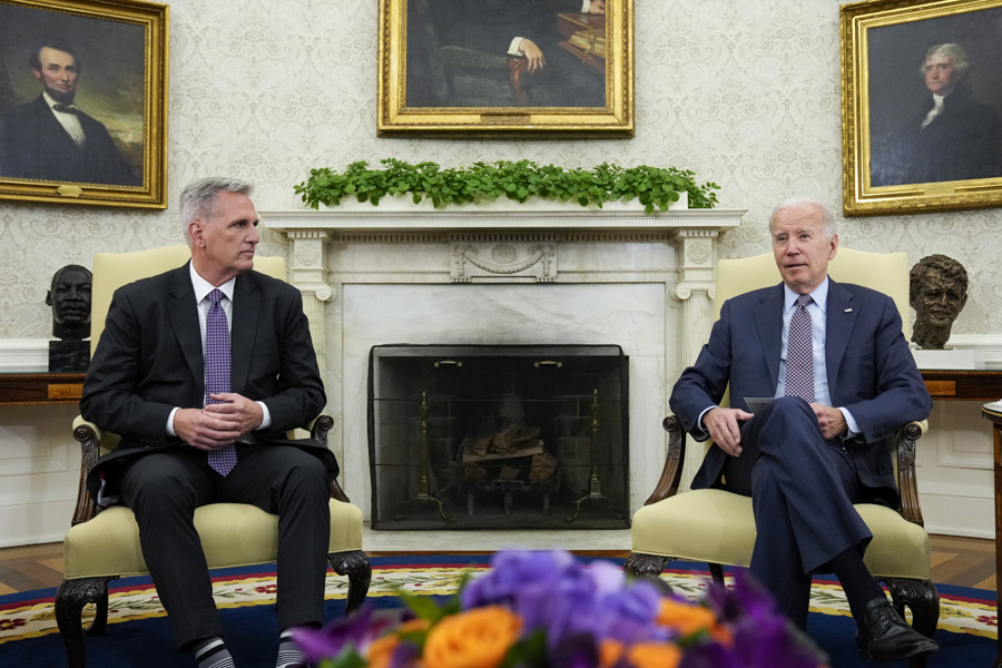 Tổng thống Mỹ Joe Biden (phải) và Chủ tịch Hạ viện Kevin McCarthy tại Phòng Bầu dục của Nhà Trắng, hôm 22/5. Ảnh: AP