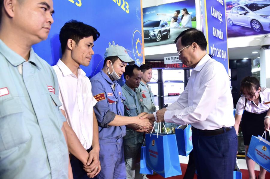 Liên đoàn Lao động quận Hoàng Mai đã trao quà trợ cấp cho đoàn viên, người lao động có hoàn cảnh khó khăn. Ảnh: HM