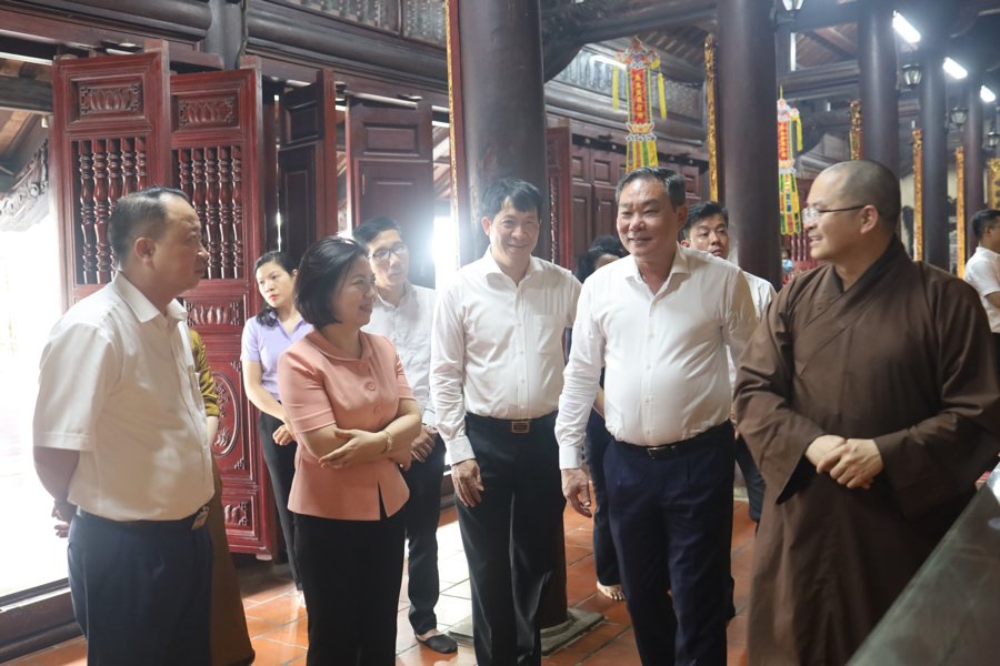 Phó Chủ tịch Thường trực UBND TP Hà Nội Lê Hồng Sơn tới thăm và chúc mừng Hội đồng chứng minh Giáo hội Phật giáo Việt Nam. 