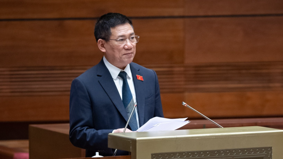 Bộ trưởng Bộ Tài chính Hồ Đức Phớc trình bày Tờ trình tại Kỳ họp.