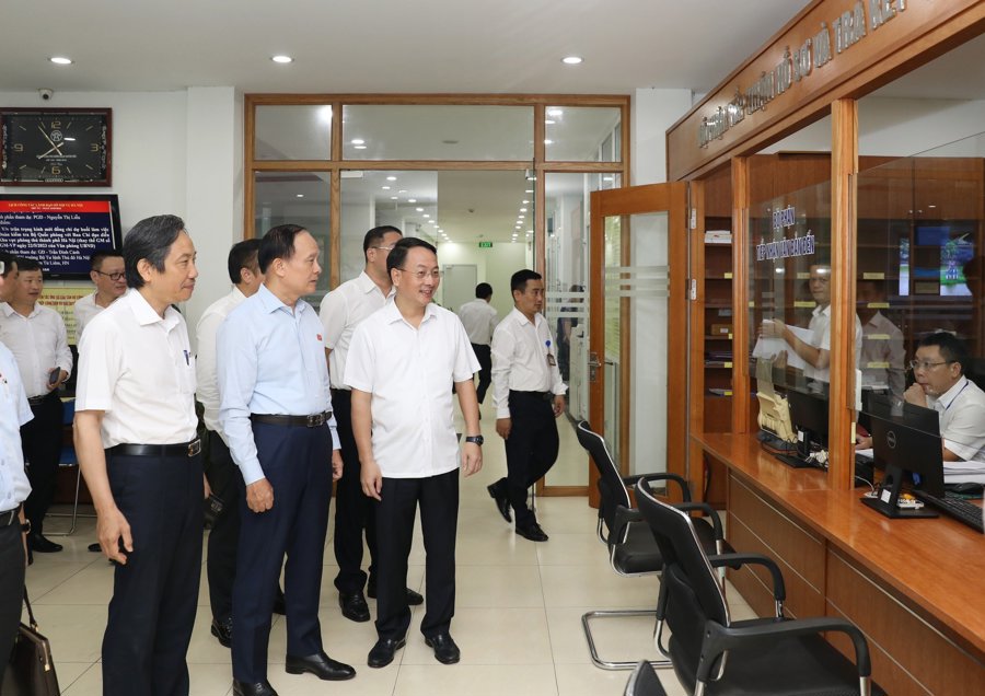Đoàn giám sát của HĐND thành phố Hà Nội khảo sát thực tế tại bộ phận Một cửa, Sở Nội vụ.