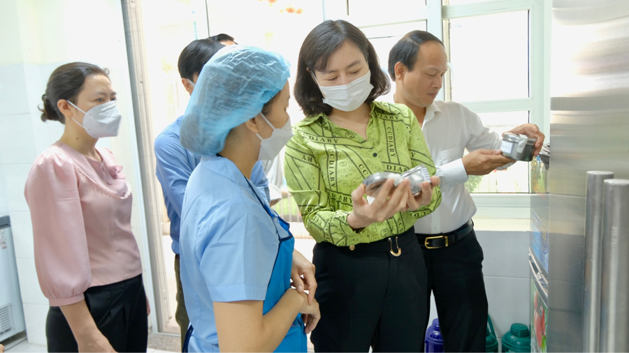 Đoàn liên ngành TP Hà Nội kiểm tra an toàn thực phẩm tại một trường mầm non tại huyện Phú Xuyên vào tháng 5-2023. Ảnh: Lâm Nguyễn