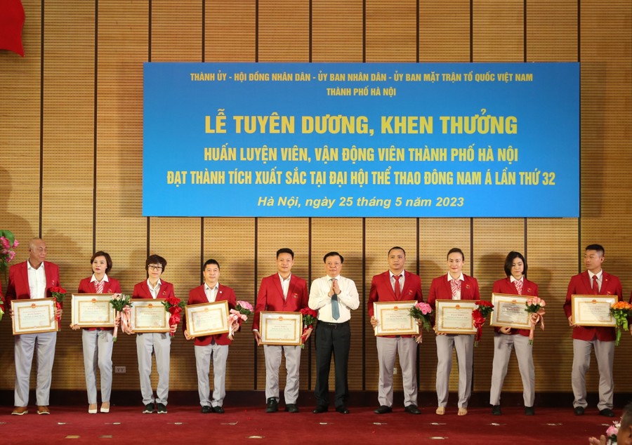 Bí thư Thành ủy Hà Nội Đinh Tiến Dũng trao thưởng cho các Huấn luyện viên xuất sắc. 