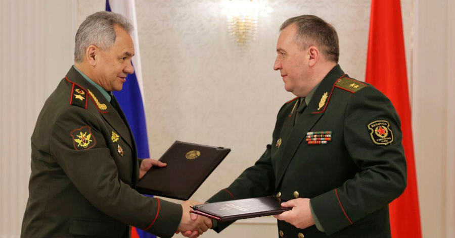  Bộ trưởng Quốc phòng Nga và Belarus tại lễ ký kết thỏa thuận triển khai vũ khí hạt nhân chiến thuật hôm 25/5