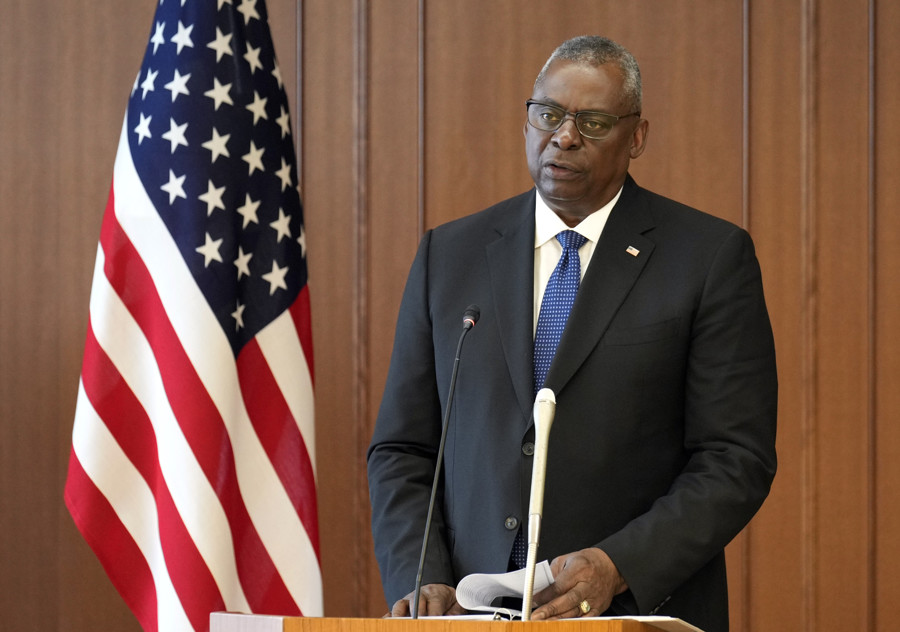 Bộ trưởng Quốc phòng Mỹ Lloyd Austin phát biểu trong cuộc họp báo ở Tokyo hôm 1/6. Ảnh: AP