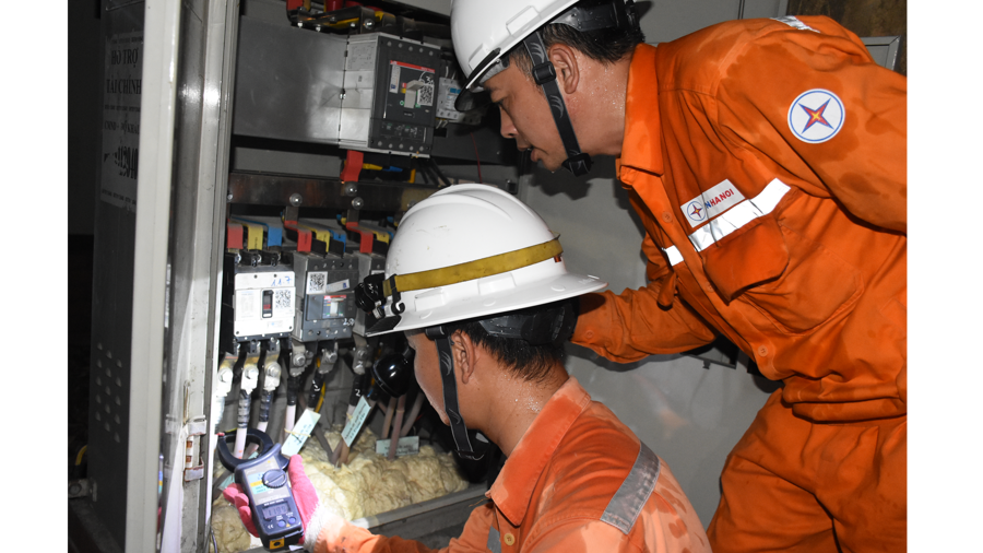 Các nhóm công nhân EVNHANOI  tăng cường kiểm tra, rà soát điểm đấu nối trên lưới để kịp thời phát hiện nguy cơ quá tải nhằm xử lý, san tải giúp vận hành hệ thống điện an toàn, ổn định.