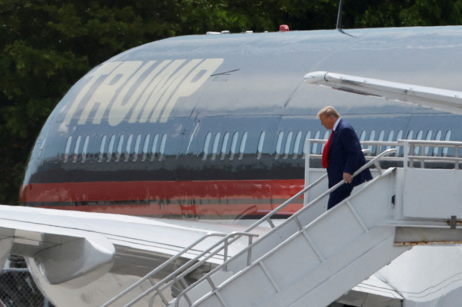 Donald Trump đã hạ cánh xuống Miami hôm 12/6 (giờ địa phương) trên một chiếc chuyên cơ riêng có khắc tên ông ở bên hông. Ảnh: Reuters