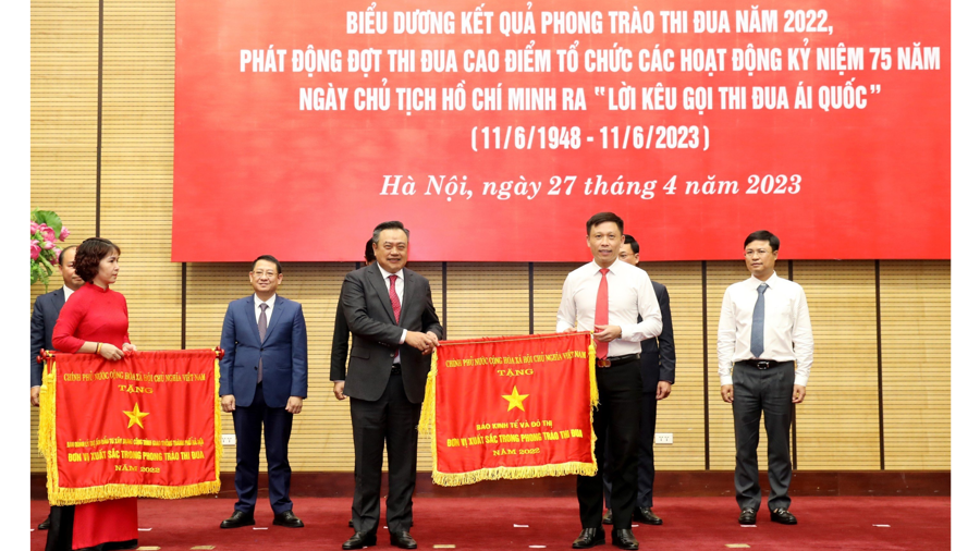 Chủ tịch UBND TP Hà Nội Trần Sỹ Thanh trao Cờ Thi đua của Chính phủ cho Báo Kinh tế & Đô thị. Ảnh: Khánh Huy